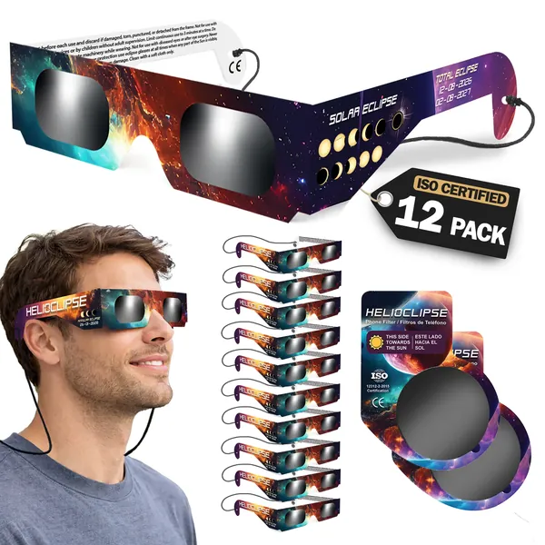 Pack de 12 gafas de eclipse Helioclipse desplegadas en abanico sobre fondo blanco, con la etiqueta «ISO Certified 12 Pack»