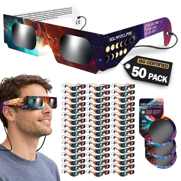 Pack de 50 gafas de eclipse Helioclipse desplegadas en filas sobre fondo blanco, con la etiqueta «ISO Certified 50 Pack»