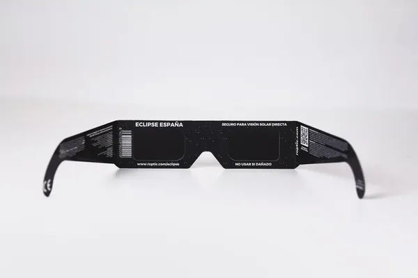 Cara interior de las gafas de eclipse ROPTIC, con el marcado CE, el código de barras y el aviso «No usar si dañado»