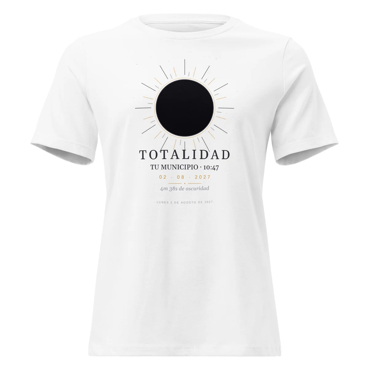 Samarreta de l’eclipsi · tall de dona en color blanc. Eclipsi total del 2 d’agost del 2027. Disseny «Totalitat», estampació de 30 × 40 cm al pit. Porta impresos el nom del municipi, l’hora del màxim i, si allà l’eclipsi és total, quant dura