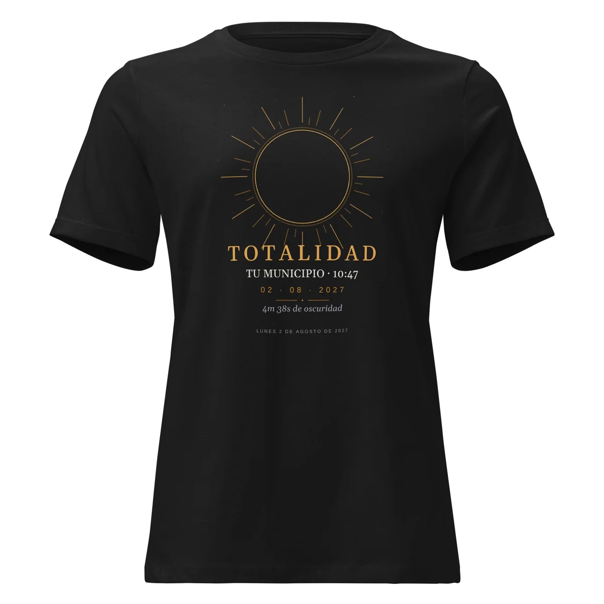 Samarreta de l’eclipsi · tall de dona en color negre. Eclipsi total del 2 d’agost del 2027. Disseny «Totalitat», estampació de 30 × 40 cm al pit. Porta impresos el nom del municipi, l’hora del màxim i, si allà l’eclipsi és total, quant dura
