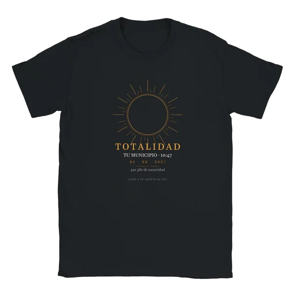 Samarreta de l’eclipsi · nen en color negre. Eclipsi total del 2 d’agost del 2027. Disseny «Totalitat», estampació de 30 × 40 cm al pit. Porta impresos el nom del municipi, l’hora del màxim i, si allà l’eclipsi és total, quant dura