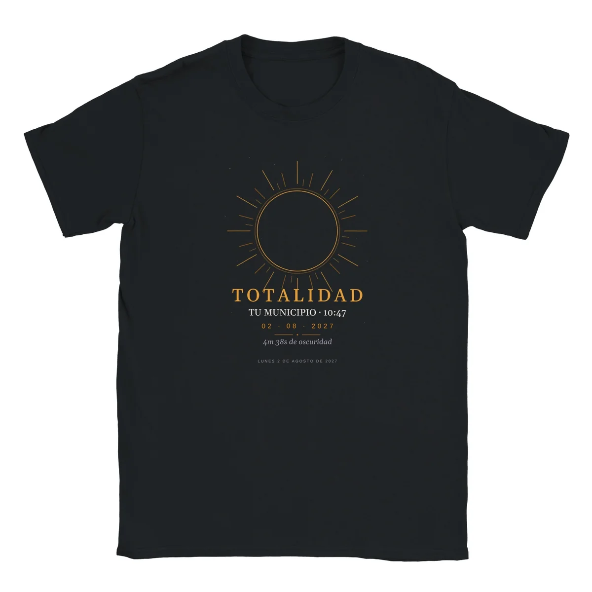 Samarreta de l’eclipsi · nen en color negre. Eclipsi total del 2 d’agost del 2027. Disseny «Totalitat», estampació de 30 × 40 cm al pit. Porta impresos el nom del municipi, l’hora del màxim i, si allà l’eclipsi és total, quant dura
