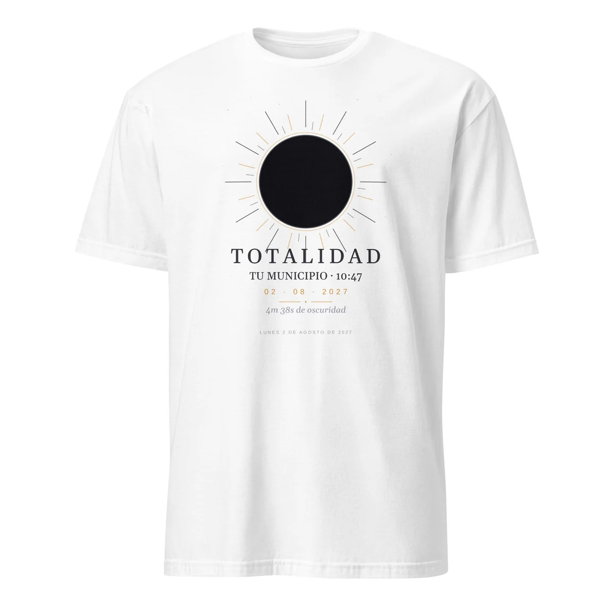 Samarreta de l’eclipsi en color blanc. Eclipsi total del 2 d’agost del 2027. Disseny «Totalitat», estampació de 30 × 40 cm al pit. Porta impresos el nom del municipi, l’hora del màxim i, si allà l’eclipsi és total, quant dura
