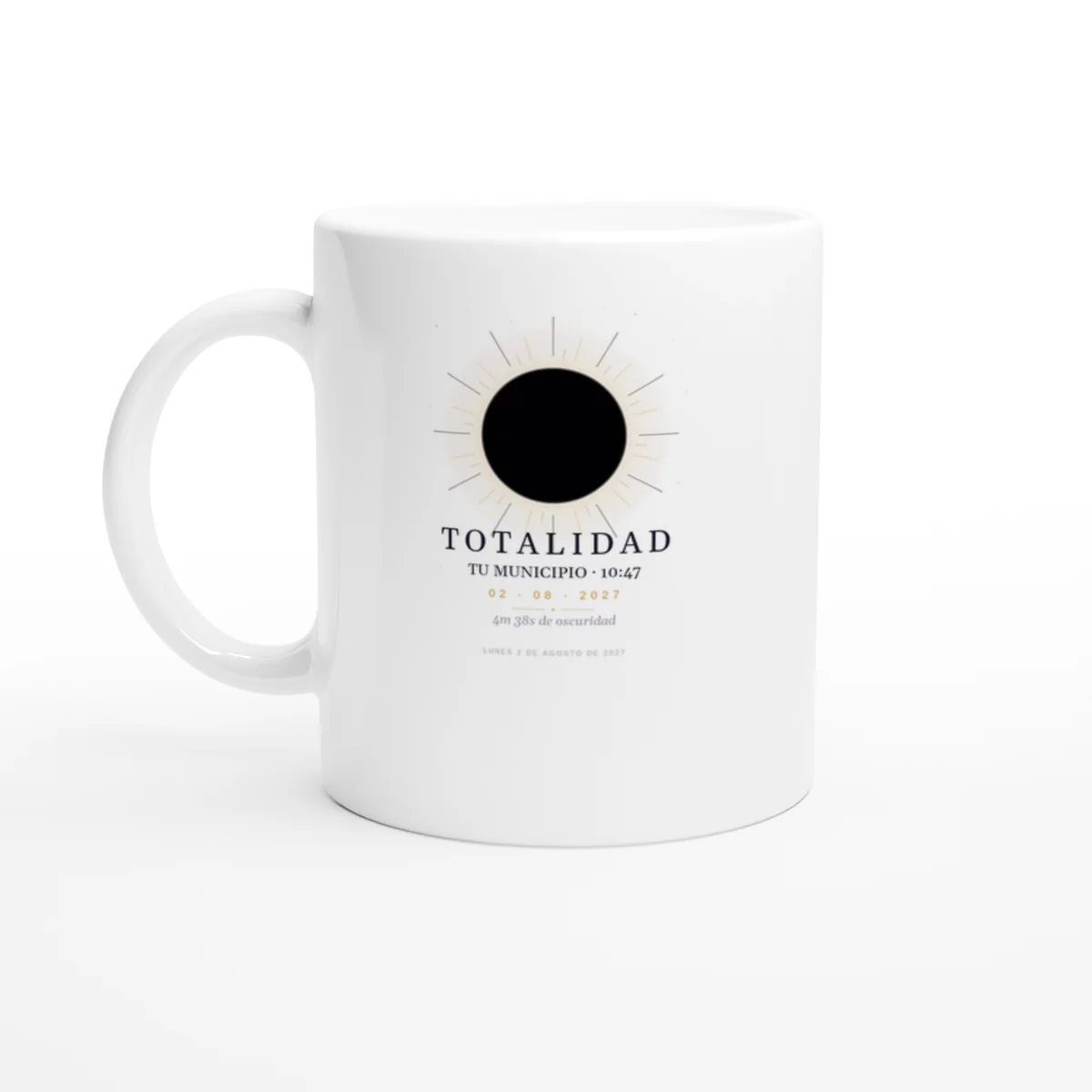 Tassa de l’eclipsi en color blanc. Eclipsi total del 2 d’agost del 2027. Disseny «Totalitat», impressió envoltant: fa la volta a la peça. Porta impresos el nom del municipi, l’hora del màxim i, si allà l’eclipsi és total, quant dura