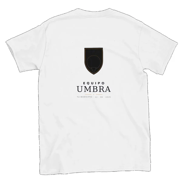 Camiseta del eclipse · por delante y por detrás en color blanco. Eclipse total del 12 de agosto de 2026. Diseño «Equipo Umbra», por detrás. Lleva impresos el nombre del municipio, su hora de la totalidad y cuánto dura