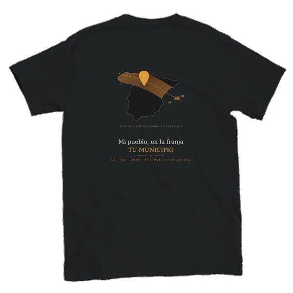 Camiseta del eclipse · por delante y por detrás en color negro. Eclipse total del 12 de agosto de 2026. Diseño «Mi pueblo en la franja», por detrás. Lleva impresos el nombre del municipio, su hora de la totalidad y cuánto dura