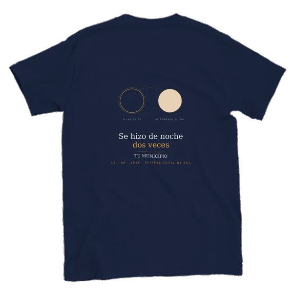 Camiseta del eclipse · por delante y por detrás en color azul marino. Eclipse total del 12 de agosto de 2026. Diseño «Se hizo de noche dos veces», por detrás. Lleva impresos el nombre del municipio, su hora de la totalidad y cuánto dura