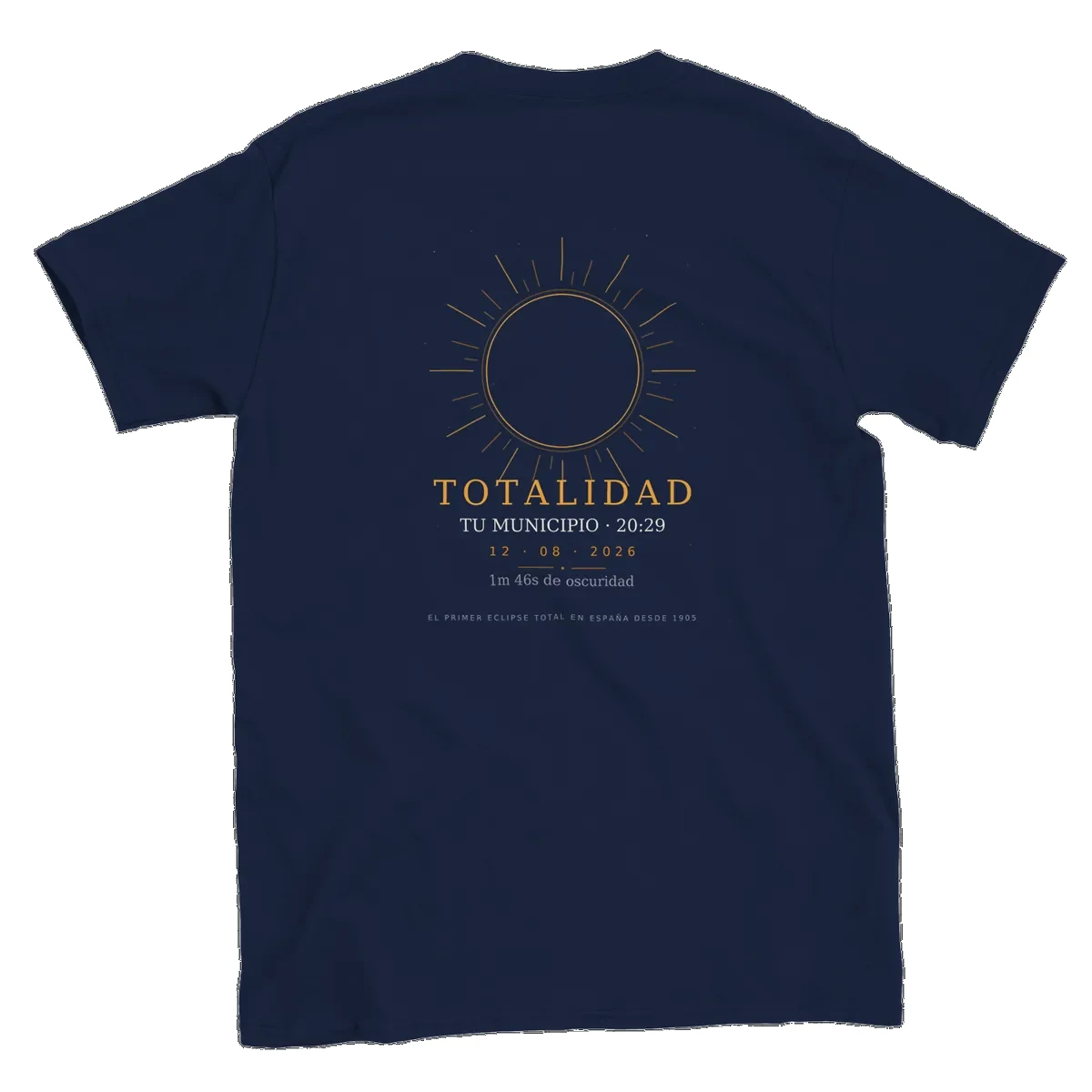 Camiseta del eclipse · por delante y por detrás en color azul marino. Eclipse total del 12 de agosto de 2026. Diseño «Totalidad», por detrás. Lleva impresos el nombre del municipio, su hora de la totalidad y cuánto dura