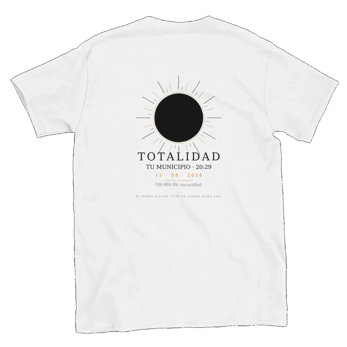 Camiseta del eclipse · por delante y por detrás en color blanco. Eclipse total del 12 de agosto de 2026. Diseño «Totalidad», por detrás. Lleva impresos el nombre del municipio, su hora de la totalidad y cuánto dura