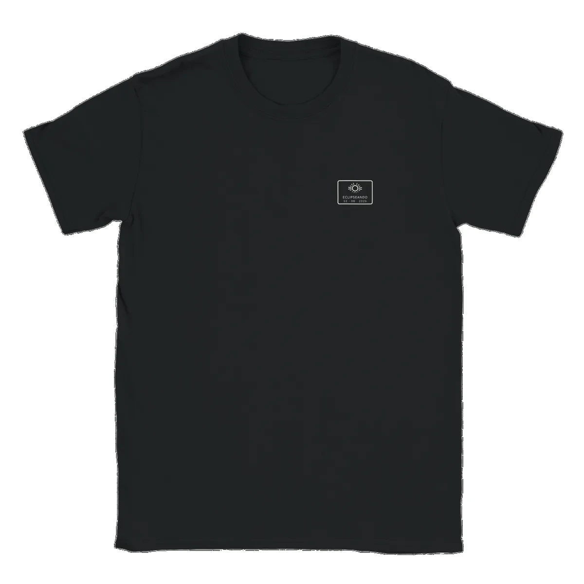 Camiseta del eclipse · por delante y por detrás en color negro. Eclipse total del 12 de agosto de 2026. Diseño «», sello pequeño fijo en el pecho (5,6 cm) y estampación de 30 × 40 cm en la espalda. Lleva impresos el nombre del municipio, su hora de la totalidad y cuánto dura