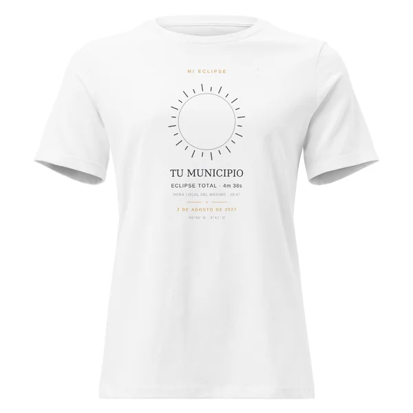 Camiseta del eclipse · corte mujer en color blanco. Eclipse total del 2 de agosto de 2027. Diseño «Mi eclipse», estampación de 30 × 40 cm en el pecho. Lleva impresos el nombre del municipio, la hora del máximo y, si allí el eclipse es total, cuánto dura