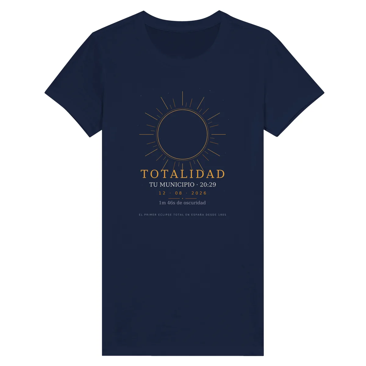 Camiseta del eclipse · corte mujer en color azul marino. Eclipse total del 12 de agosto de 2026. Diseño «Totalidad», estampación de 30 × 40 cm en el pecho. Lleva impresos el nombre del municipio, su hora de la totalidad y cuánto dura
