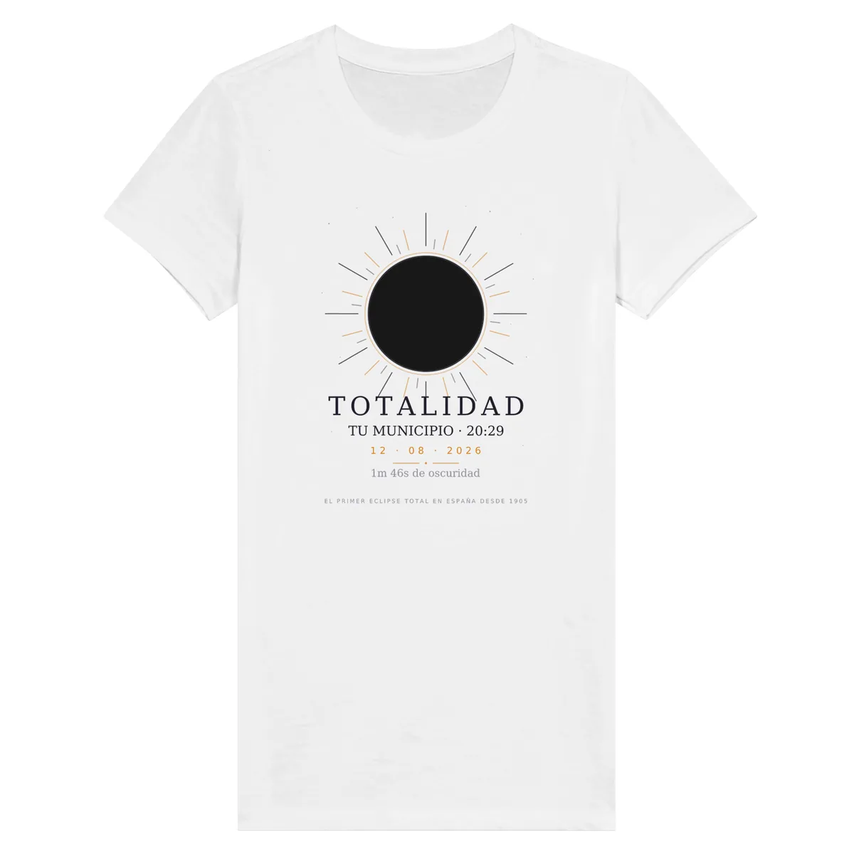 Camiseta del eclipse · corte mujer en color blanco. Eclipse total del 12 de agosto de 2026. Diseño «Totalidad», estampación de 30 × 40 cm en el pecho. Lleva impresos el nombre del municipio, su hora de la totalidad y cuánto dura