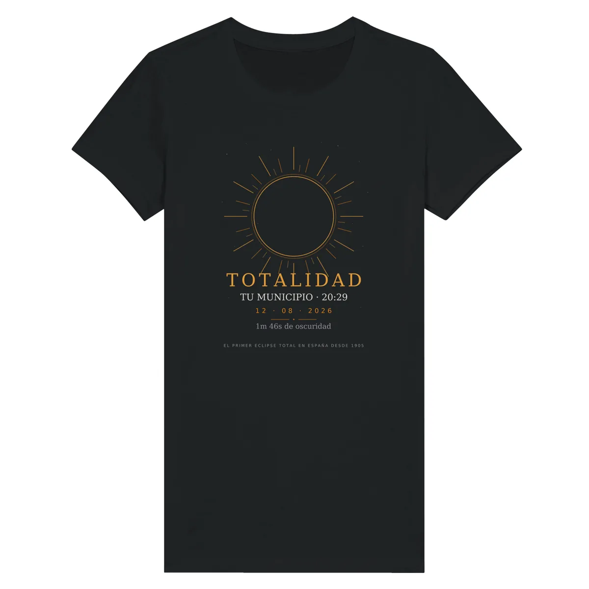 Camiseta del eclipse · corte mujer en color negro. Eclipse total del 12 de agosto de 2026. Diseño «Totalidad», estampación de 30 × 40 cm en el pecho. Lleva impresos el nombre del municipio, su hora de la totalidad y cuánto dura