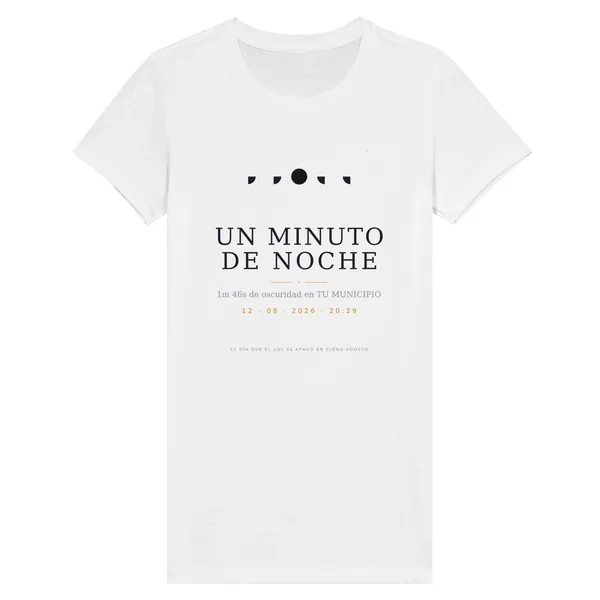 Camiseta del eclipse · corte mujer en color blanco. Eclipse total del 12 de agosto de 2026. Diseño «Un minuto de noche», estampación de 30 × 40 cm en el pecho. Lleva impresos el nombre del municipio, su hora de la totalidad y cuánto dura