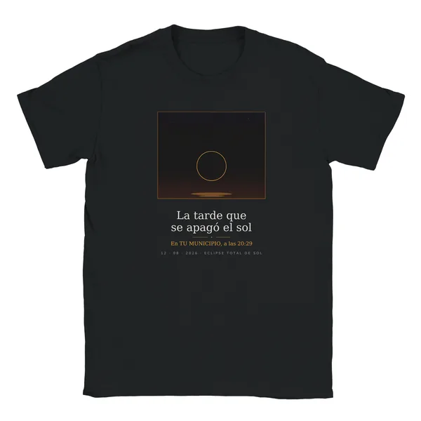 Camiseta del eclipse · niño en color negro. Eclipse total del 12 de agosto de 2026. Diseño «La tarde que se apagó el sol», estampación de 30 × 40 cm en el pecho. Lleva impresos el nombre del municipio, su hora de la totalidad y cuánto dura