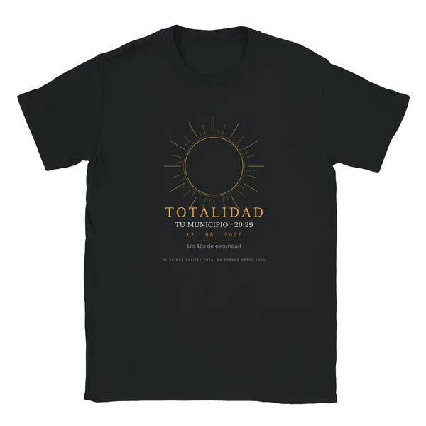Samarreta de l’eclipsi · nen en color negre. Eclipsi total del 12 d’agost del 2026. Disseny «Totalitat», estampació de 30 × 40 cm al pit. Porta impresos el nom del municipi, la seva hora de la totalitat i quant dura