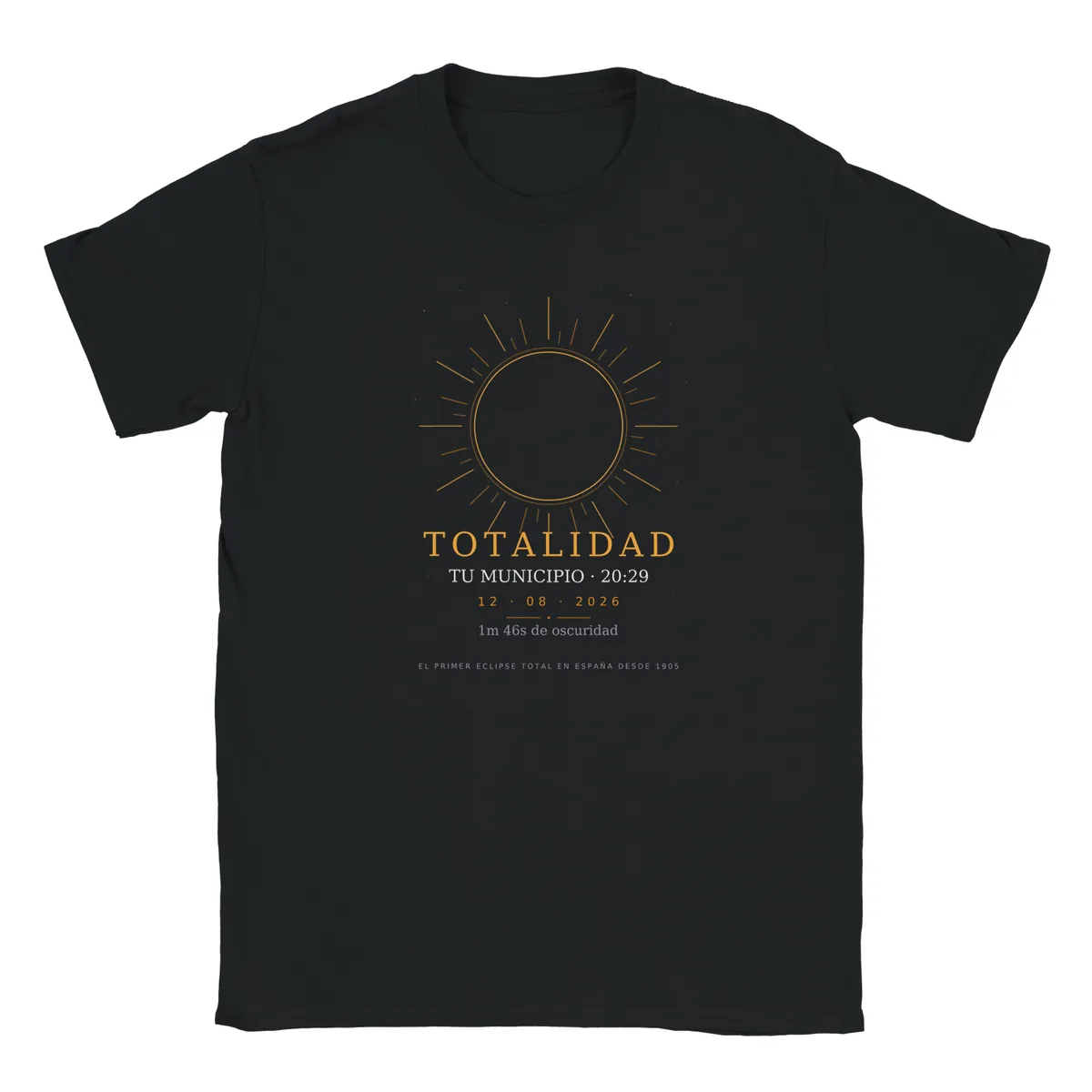 Camiseta del eclipse · niño en color negro. Eclipse total del 12 de agosto de 2026. Diseño «Totalidad», estampación de 30 × 40 cm en el pecho. Lleva impresos el nombre del municipio, su hora de la totalidad y cuánto dura