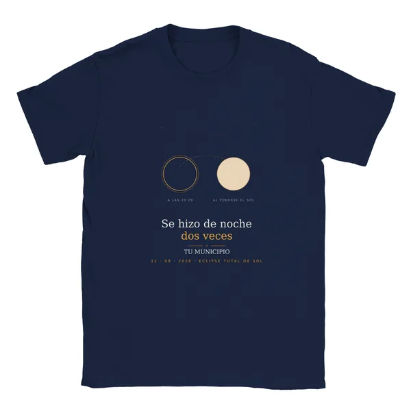 Samarreta de l’eclipsi en color blau marí. Eclipsi total del 12 d’agost del 2026. Disseny «Es va fer de nit dues vegades», estampació de 30 × 40 cm al pit. Porta impresos el nom del municipi, la seva hora de la totalitat i quant dura