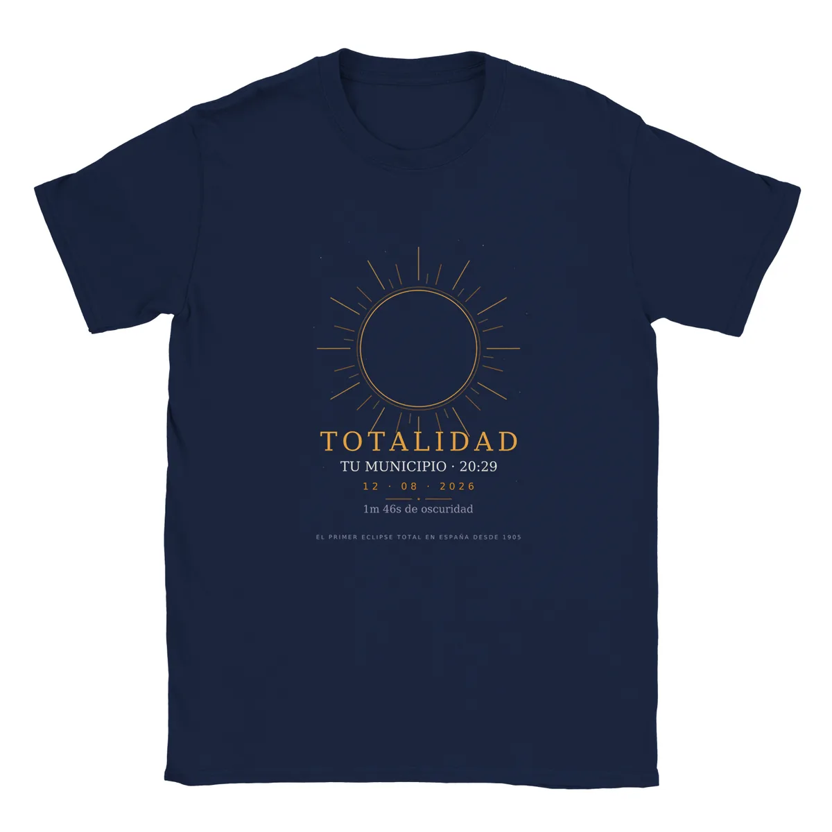 Camiseta del eclipse en color azul marino. Eclipse total del 12 de agosto de 2026. Diseño «Totalidad», estampación de 30 × 40 cm en el pecho. Lleva impresos el nombre del municipio, su hora de la totalidad y cuánto dura