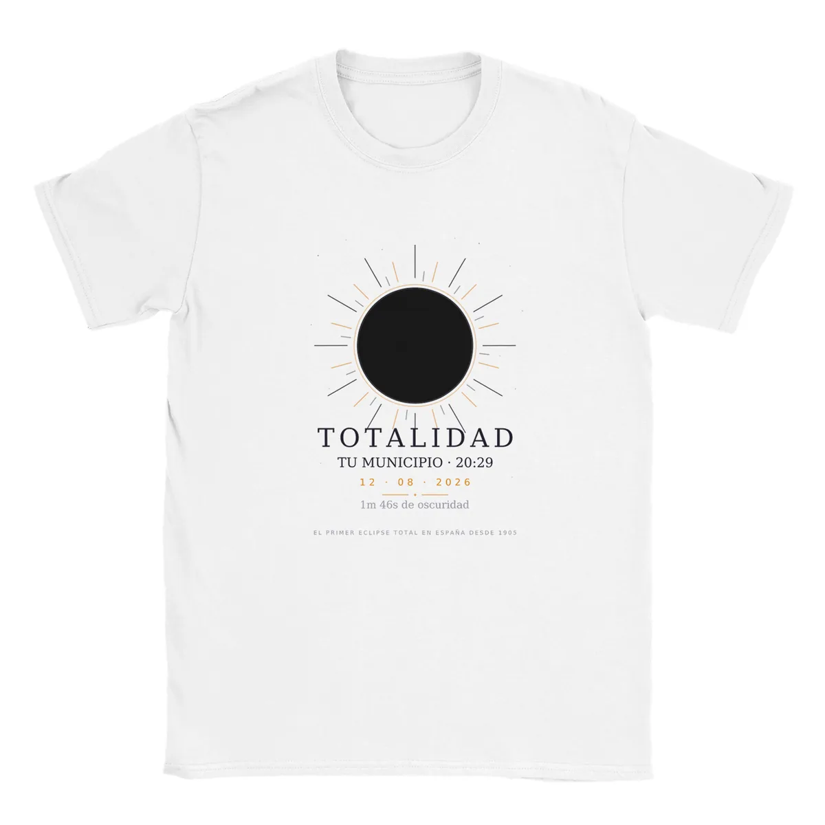 Camiseta del eclipse en color blanco. Eclipse total del 12 de agosto de 2026. Diseño «Totalidad», estampación de 30 × 40 cm en el pecho. Lleva impresos el nombre del municipio, su hora de la totalidad y cuánto dura