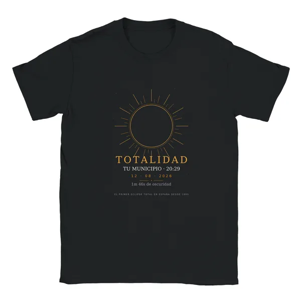 Camiseta del eclipse en color negro. Eclipse total del 12 de agosto de 2026. Diseño «Totalidad», estampación de 30 × 40 cm en el pecho. Lleva impresos el nombre del municipio, su hora de la totalidad y cuánto dura