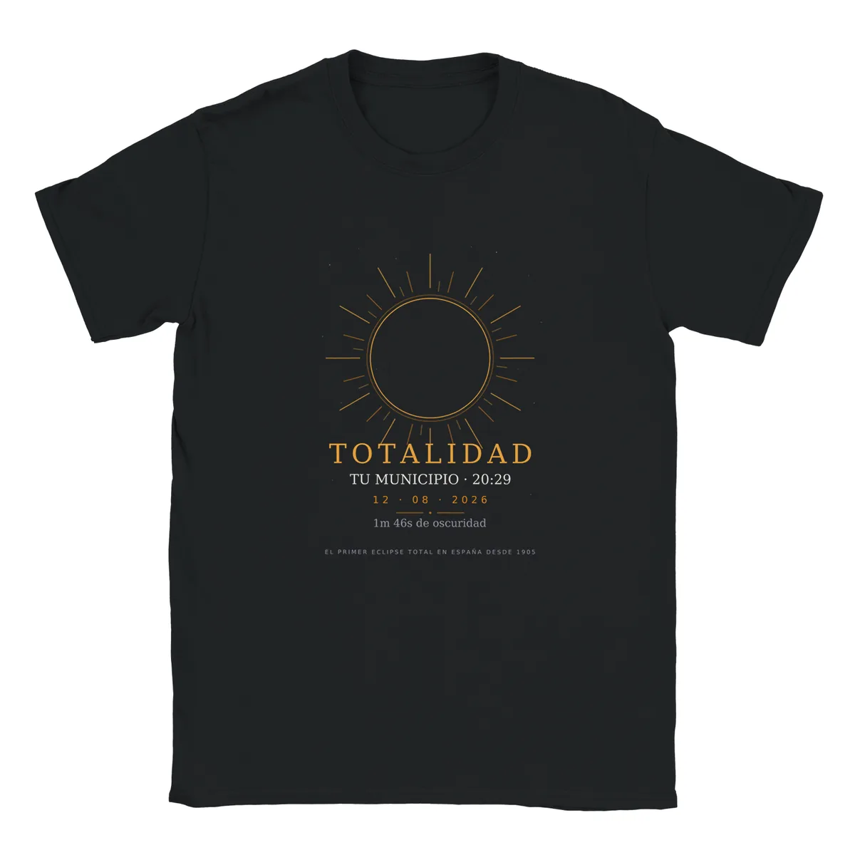 Camiseta del eclipse en color negro. Eclipse total del 12 de agosto de 2026. Diseño «Totalidad», estampación de 30 × 40 cm en el pecho. Lleva impresos el nombre del municipio, su hora de la totalidad y cuánto dura
