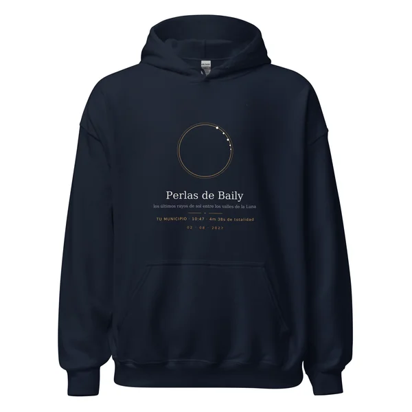 Hoodie del eclipse en color azul marino. Eclipse total del 2 de agosto de 2027. Diseño «Perlas de Baily», estampación de 30 × 40 cm en el pecho. Lleva impresos el nombre del municipio, la hora del máximo y, si allí el eclipse es total, cuánto dura