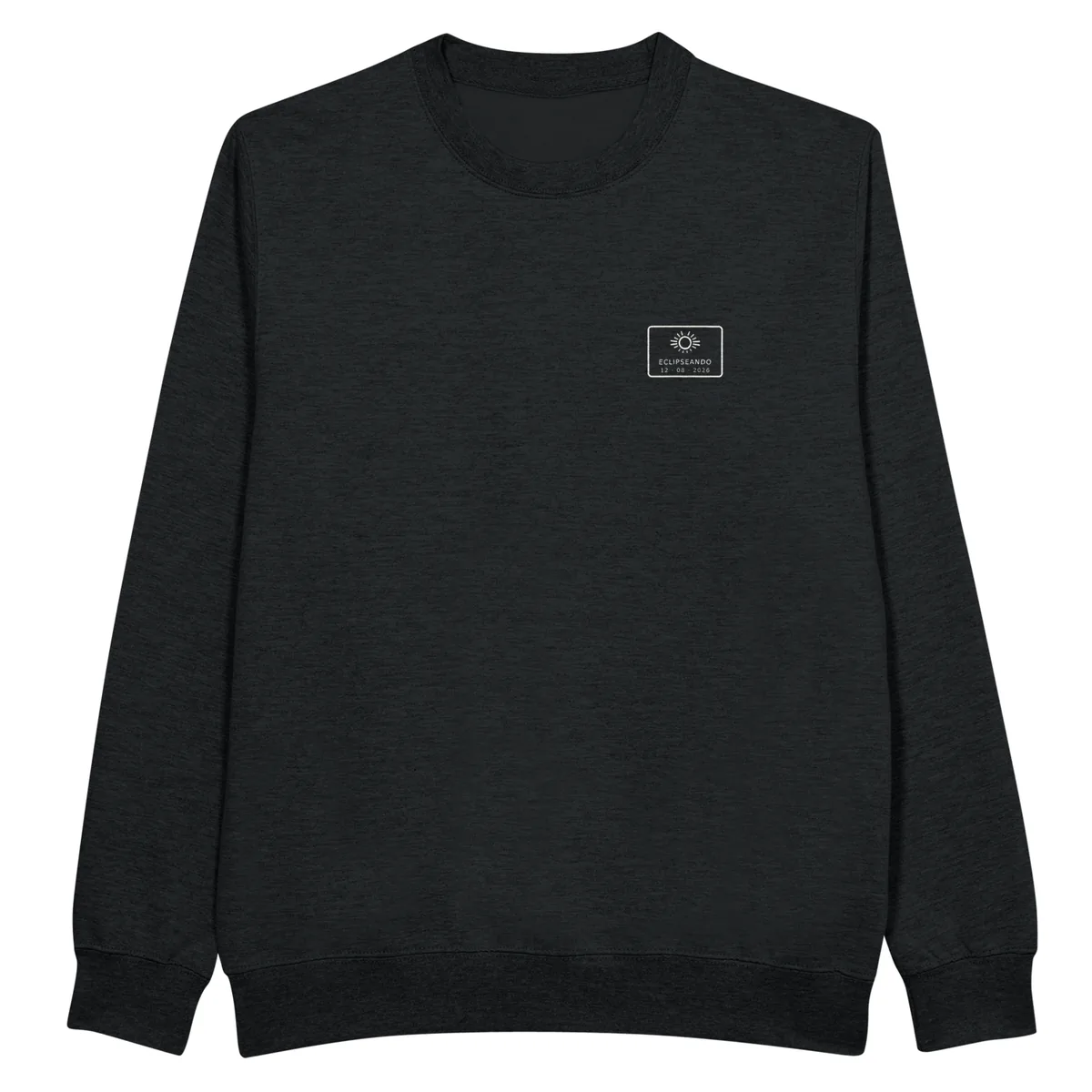 Sudadera del eclipse · por delante y por detrás en color negro. Eclipse total del 12 de agosto de 2026. Diseño «», sello pequeño fijo en el pecho (5,6 cm) y estampación de 30 × 40 cm en la espalda. Lleva impresos el nombre del municipio, su hora de la totalidad y cuánto dura