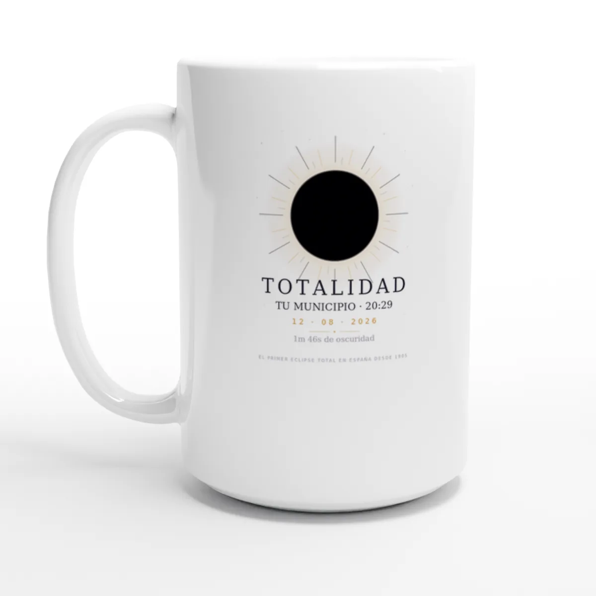 Taza grande del eclipse. Eclipse total del 12 de agosto de 2026. Diseño «Totalidad», impresión envolvente, da la vuelta a la pieza. Lleva impresos el nombre del municipio, su hora de la totalidad y cuánto dura