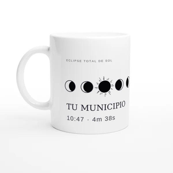 Taza del eclipse en color blanco. Eclipse total del 2 de agosto de 2027. Diseño «El eclipse da la vuelta», impresión envolvente, da la vuelta a la pieza. Lleva impresos el nombre del municipio, la hora del máximo y, si allí el eclipse es total, cuánto dura