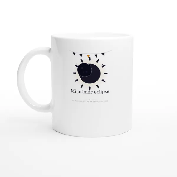Taza del eclipse en color blanco. Eclipse total del 12 de agosto de 2026. Diseño «Mi primer eclipse», impresión envolvente, da la vuelta a la pieza. Lleva impresos el nombre del municipio, su hora de la totalidad y cuánto dura