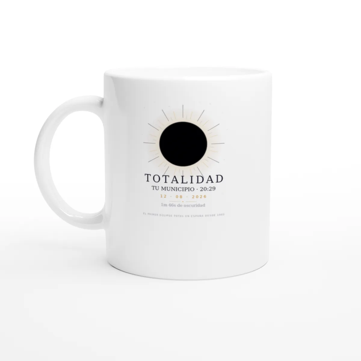 Taza del eclipse en color blanco. Eclipse total del 12 de agosto de 2026. Diseño «Totalidad», impresión envolvente, da la vuelta a la pieza. Lleva impresos el nombre del municipio, su hora de la totalidad y cuánto dura