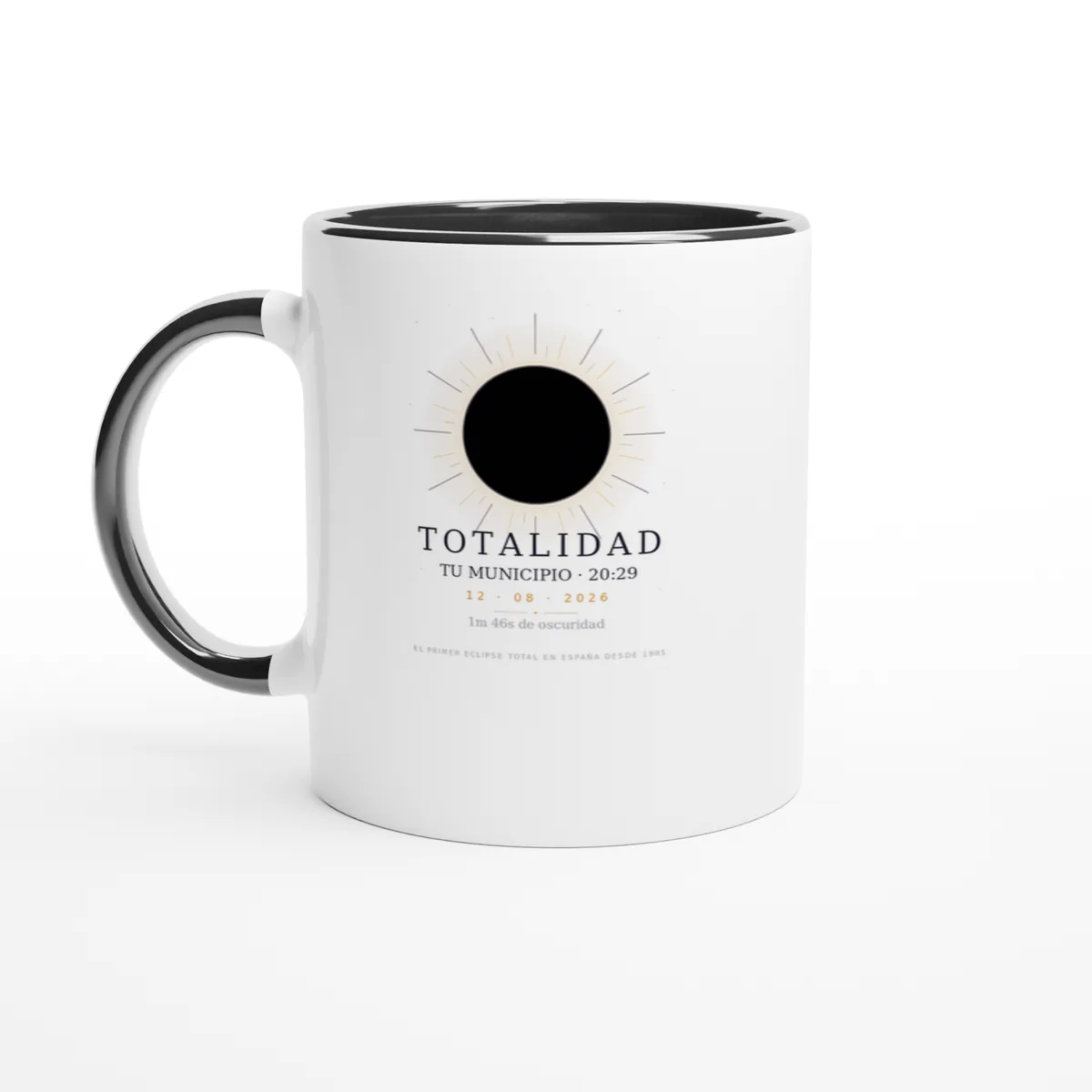 Taza del eclipse en color negro (asa e interior). Eclipse total del 12 de agosto de 2026. Diseño «Totalidad», impresión envolvente, da la vuelta a la pieza. Lleva impresos el nombre del municipio, su hora de la totalidad y cuánto dura