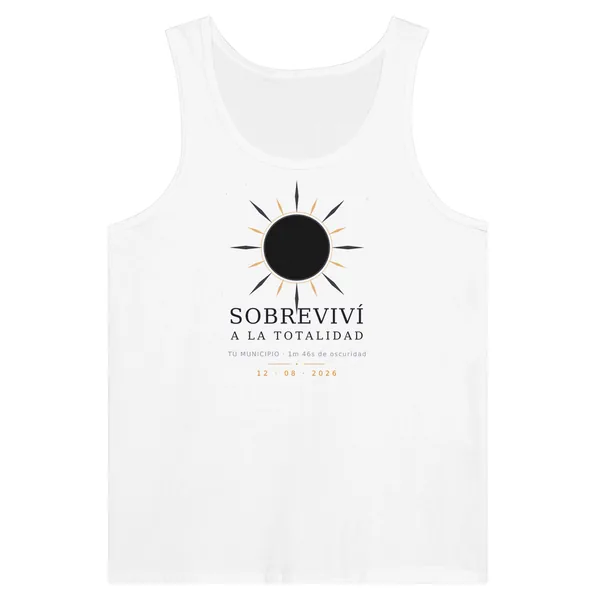Top de tirantes del eclipse en color blanco. Eclipse total del 12 de agosto de 2026. Diseño «Sobreviví a la totalidad», estampación de 30 × 40 cm en el pecho. Lleva impresos el nombre del municipio, su hora de la totalidad y cuánto dura